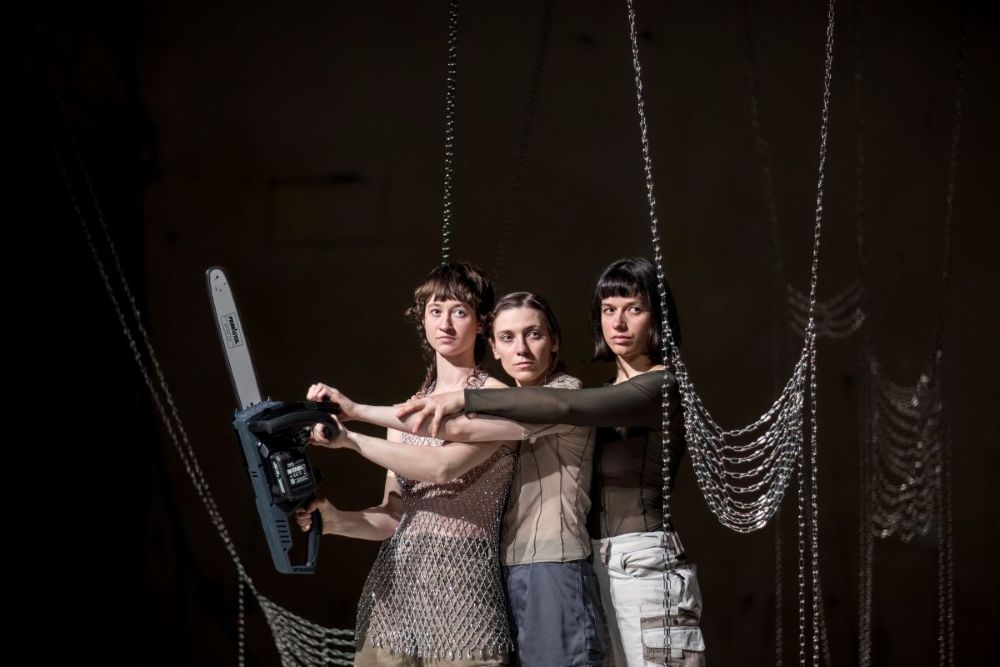 Dorota Michalak, Breeanne Saxton a Alica Minar v představení Lush Blast (foto Darja Lukjanenko)