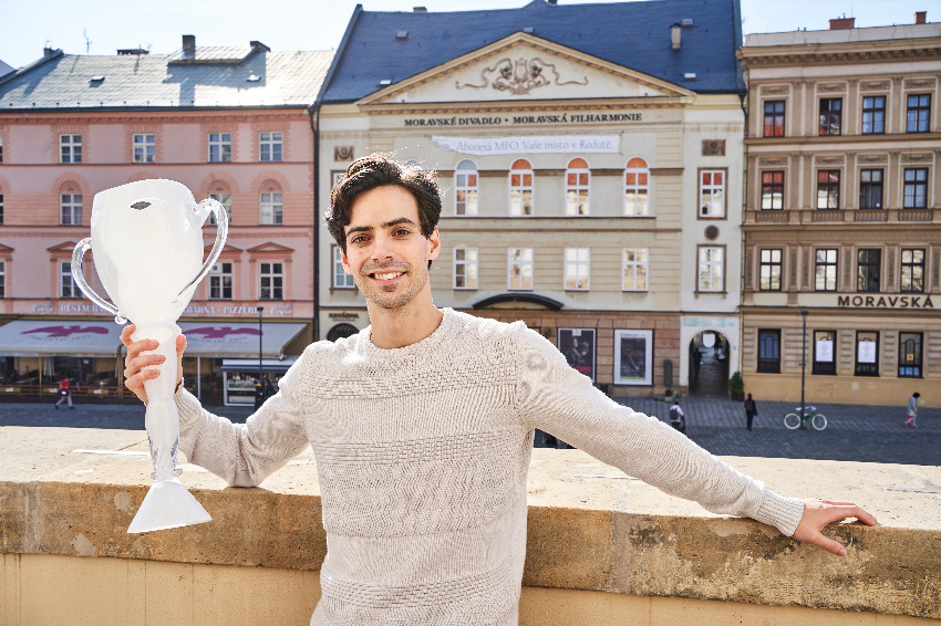 Sergio Mendéz Romero in 2022 with the Thalia Prize (photo Filip Jančo)