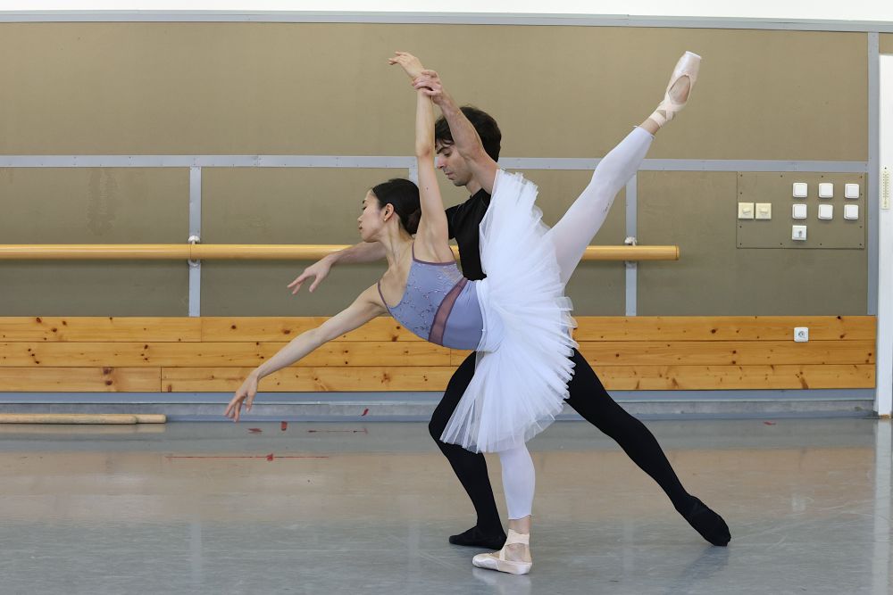 Sergio Méndez Romero and Sawa Shiratsuki rehearsing Swan Lake (photo Kristýna Housková)