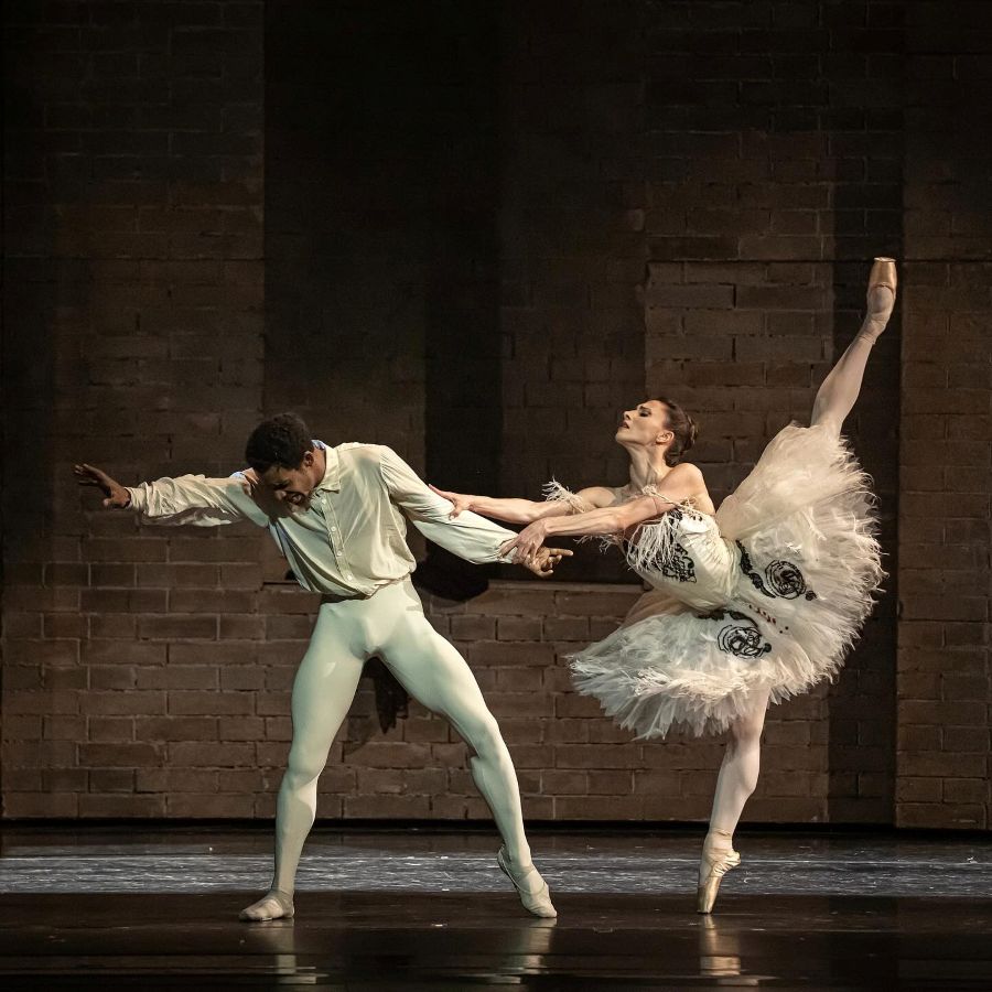 Maria Baranova and Osiel Gouneo in Illusions – Like Swan Lake (source: Bavarian State Ballet Munich, photo: Nicholas MacKay)