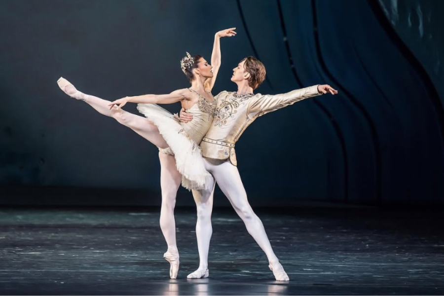 Maria Baranova with Julian MacKay in Balanchine's Diamonds (source: Bayerisches Staatsballett München, photo by Nicholas MacKay)