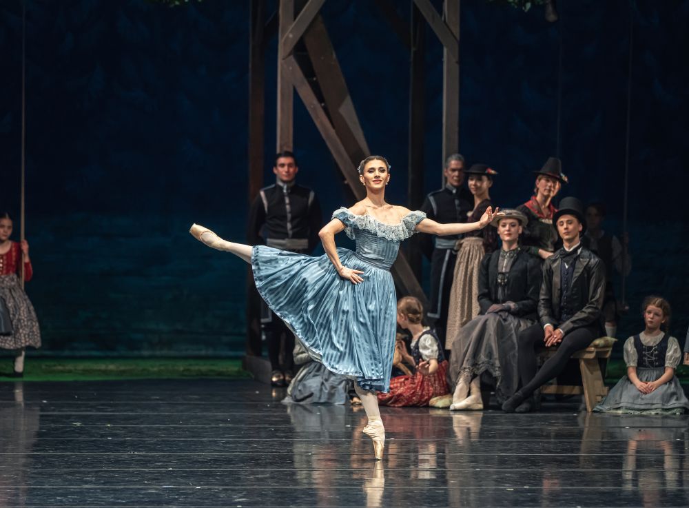 Maria Baranova in Illusionen – Wie Schwanensee (source: Bavarian State Ballet Munich, photo by Nicholas MacKay)