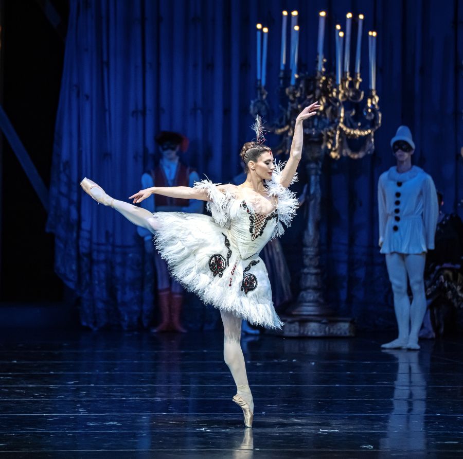 Maria Baranova in Illusions – Like Swan Lake at the curtain call (source: Bavarian State Ballet Munich, photo: Nicholas MacKay)