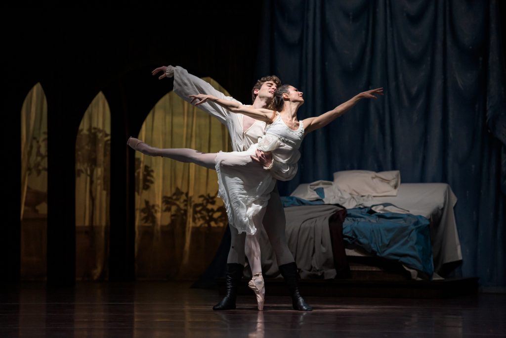 Sergei Prokofiev, John Cranko: Romeo and Juliet, National Theatre – Federico Ievoli and Irina Burduja (photo by Serghei Gherciu)
