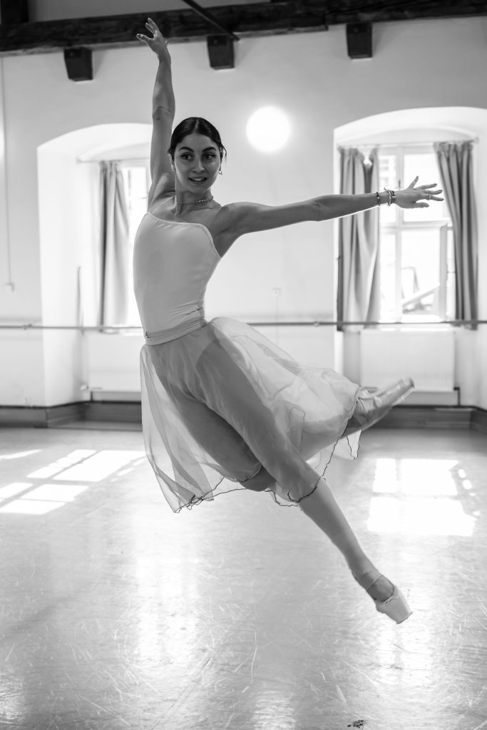 George Balanchine: Brahms-Schoenberg Quartet, The Czech National Ballet, rehearsal – Nina Fernandes (Photo by Serghei Gherciu)