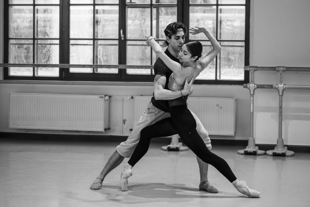 Max Richter, Robert Bondara: 4 Seasons, The Czech National Ballet, rehearsal – Nina Fernandes and Erivan Garioli (Photo by Serghei Gherciu)