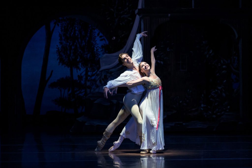 Sergei Prokofiev: Romeo and Juliet, The Czech National Ballet – Nina Fernandes and Erivan Garioli (Photo by Serghei Gherciu)