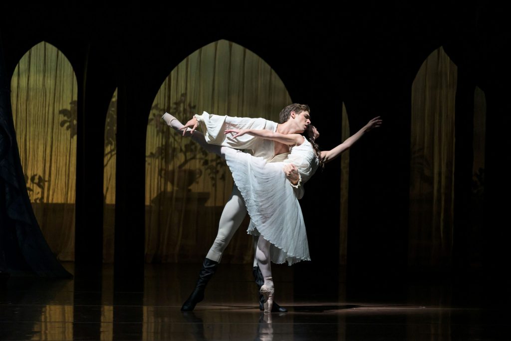 Sergei Prokofiev: Romeo and Juliet, The Czech National Ballet – Nina Fernandes and Erivan Garioli (Photo by Serghei Gherciu)